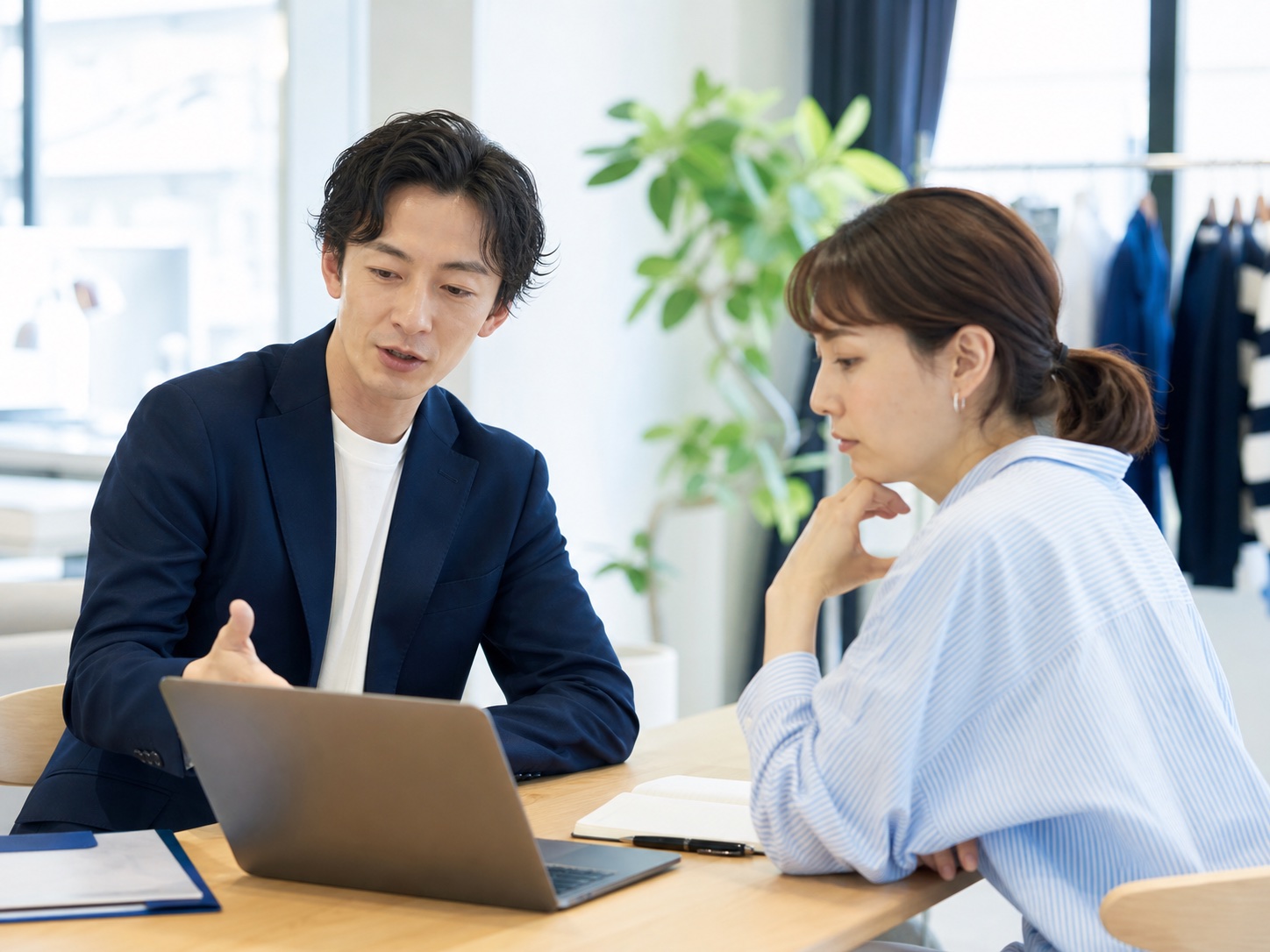 専門スタッフとの店舗運営の打ち合わせ